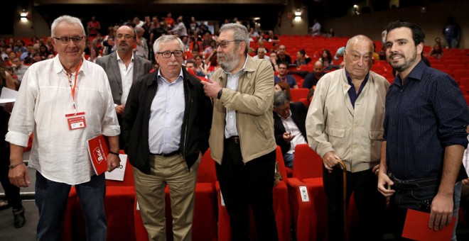 El coordinador federal de IU, Cayo Lara; el secretario gebneral de CC.OO., Ignacio Fernández Toxo; los exsecretarios generales de UGT, Cándido Méndez y Nicolás Redondo, y Alberto Garzón, durante la XI Asamblea Federal de IU. EFE/Chema Moya