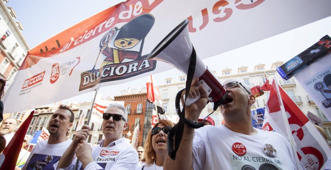 Cientos de personas, en su mayoría trabajadores de la fábrica de golosinas Dulciora, se han manifestado en Valladolid para pedir una solución al anunciado cierre de la fábrica. EFE/R. García