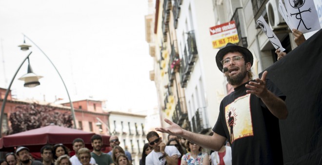 Raúl García, uno de los dos titiriteros investigados por un delito de enaltecimiento del terrorismo, ha vuelto a sacar sus marionetas a la calle para representar tres obras cortas ante unas cien personas que han reclamado su absolución en la causa, en la