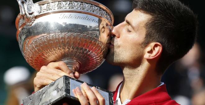 Novak Djokovic, con el trofeo que le acredita ganador de Roland Garros. - REUTERS