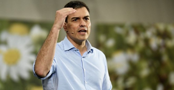 El líder del PSOE, Pedro Sánchez, durante un acto preelectoral del partido en Torrelavega / Pedro Puente Hoyos (EFE)