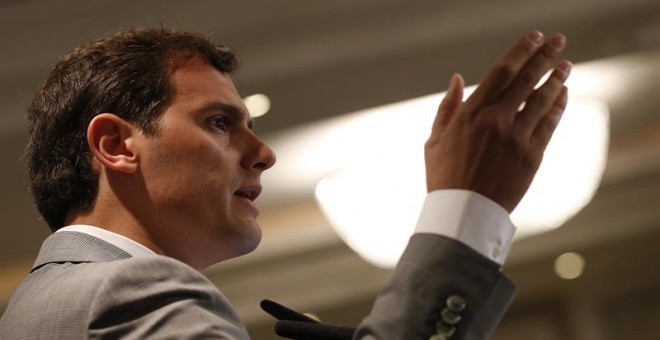 El presidente de Ciudadanos, Albert Rivera, durante su intervención en El Ágora de 'El Economista', un foro empresarial ante el que desgrana las líneas generales de su programa para las elecciones del 26J. EFE/Javier Lizón