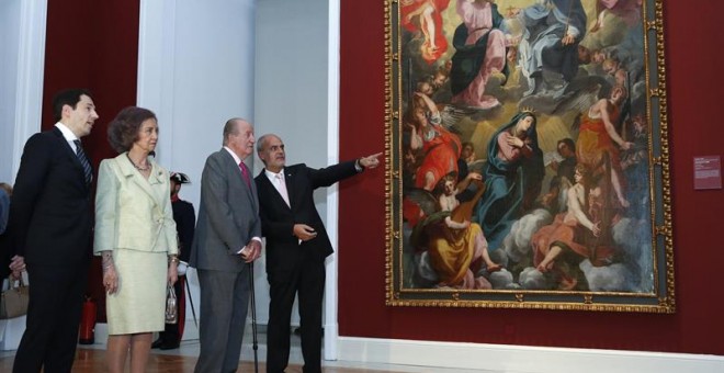 El rey Juan Carlos y la reina Sofía, durante la inauguración de la exposición. EFE/Juan Carlos Hidalgo