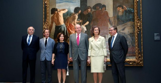 El rey Juan Carlos y la reina Sofía posan ante el cuadro 'La túnica de José'. EFE/Juan Carlos Hidalgo