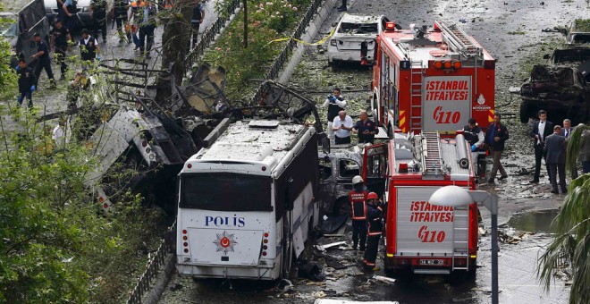 Varios camiones de bomberos en el lugar donde ha explotado la bomba. REUTERS