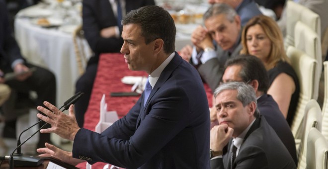 El secretario general del PSOE y candidato a la Presidencia del Gobierno de España, Pedro Sánchez, durante su intervención en un Desayuno Informativo en Sevilla, siendo presentado por presidenta de la Junta de Andalucía, Susana Díaz. EFE/Julio Muñoz