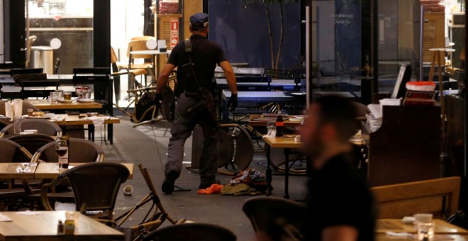 La Policía israelí examina la zona del ataque en Tel Aviv. REUTERS/Baz Ratner