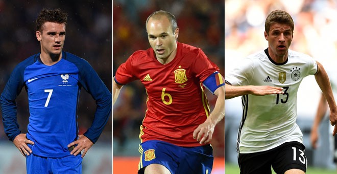 Griezmann, Iniesta y Müller en partidos recientes de sus selecciones. AFP