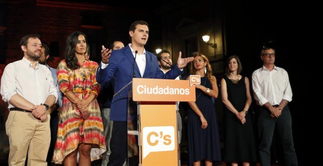 El candidato a la presidencia del gobierno por Ciudadanos, Albert Rivera (c), interviene durante el acto de inicio de campaña que la formación celebra esta noche en la madrileña Plaza de la Villa. EFE/Kiko Huesca.