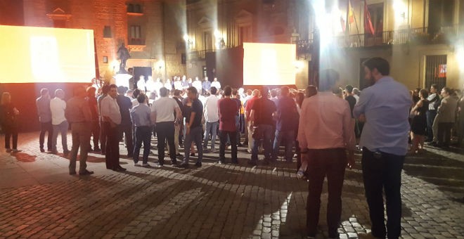 Albert Rivera, rodeado de miembros de su equipo, en la plaza de la Villa de Madrid, donde no llegó a llenar en el inicio de campaña. PÚBLICO