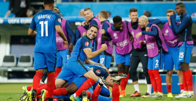 Los jugadores de Francia celebran el gol de Payet a Rumanía en la Eurocopa. REUTERS/John Sibley