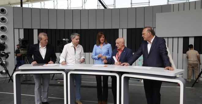 El presidente de la Academia de la Televisión, Manuel Campo Vidal, y el realizador Fernando Navarrete, junto a los moderadores del debate a cuatro que se celebrará el próximo lunes en televisión, los periodistas Ana Blanco, de TVE; Vicente Vallés, de Atre