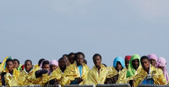 Migrantes desembarcando del navío italiano Aviere en Augusta, el viernes 10 de junio. REUTERS/ Antonio Parrinello