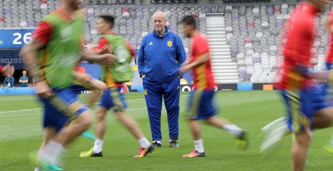 Vicente del Bosque dirige el entrenamiento previo al partido de este lunes de España en Toulouse. /EFE