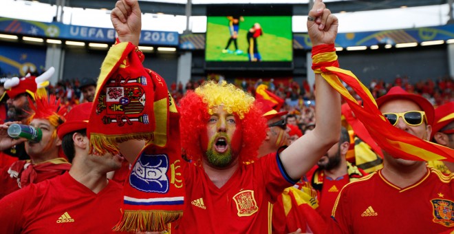 Aficionados españoles en las gradas del estadio de Toulouse. /REUTERS
