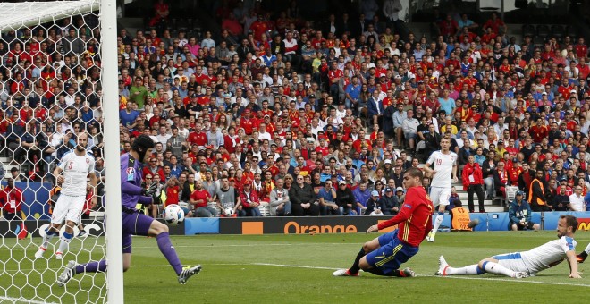 El delantero de la selección española de fútbol, Álvaro Morata, remata a puerta ante el portero de la República Checa Petr Cech REUTERS/Albert Gea