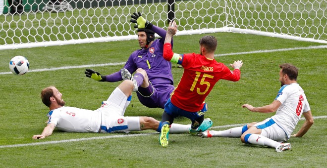 Ramos dispara ante Cech y dos defensas checos. /REUTERS