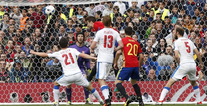 Momento en el que Piqué marca el gol de España. /REUTERS