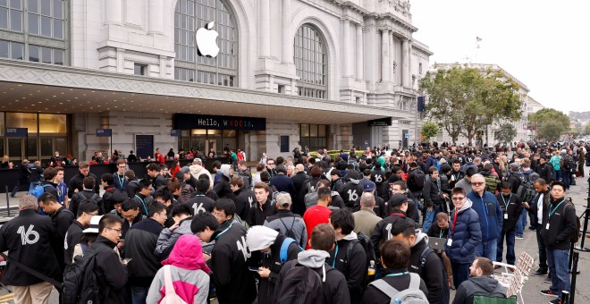 Decenas de personas hacen cola para entrar en la Conferencia Mundial de Desarrolladores de Apple 2016 en San Francisco , California , EUUU.- REUTERS / Stephen Lam