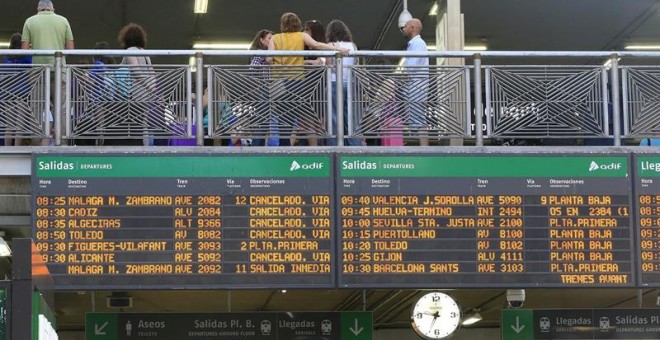 Paneles informativos de la estación de Atocha que anuncian las cancelaciones de algunos trenes con motivo de la huelga de maquinistas de Renfe que ha transcurrido sin incidencias aunque con retrasos y trenes de Cercanías más llenos de lo habitual en Madri