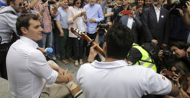 El presidente de Ciudadanos, Albert Rivera, durante un acto de campaña celebrado en Salamanca, donde ha estado acompañado por el cabeza de lista de esta formación en esta provincia, Pablo Yáñez. EFE/J.M. García
