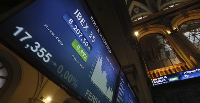 El principal indicador de la Bolsa española, el ÍBEX 35, comenzaba la sesión con un rebote del 1,15 % que le permitía superar de nuevo los 8.200 puntos perdidos ayer tras caer el 2,13 % por la incertidumbre política que reina en Europa. EFE/Fernando Alvar