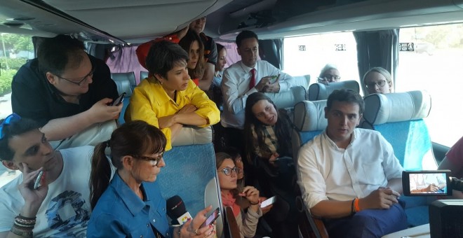 El candidato a la presidencia del Gobierno y líder de Ciudadanos Albert Rivera junto a los periodistas que lo acompañan en su autobús de campaña. /PÚBLICO