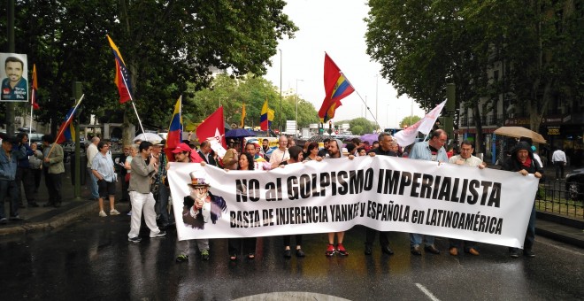 Cabecera de la manifestación bajo el lema 'No al golpismo imperialista en Latinoamérica'.
