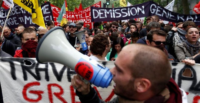 Una multitud protesta contra la reforma laboral en París. - EFE