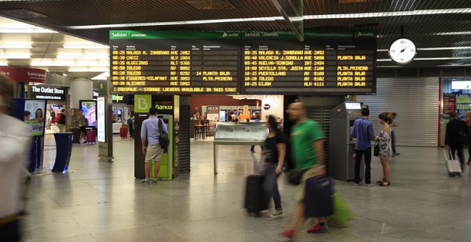 Pasajeros de tren en la estación madrileña de Atocha. /EFE