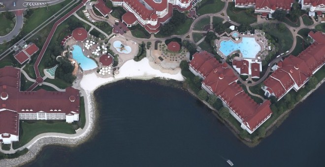 Vista aérea del complejo hotelero junto a la playa lacustre donde fue arrastrado el niño por el camián. /AFP