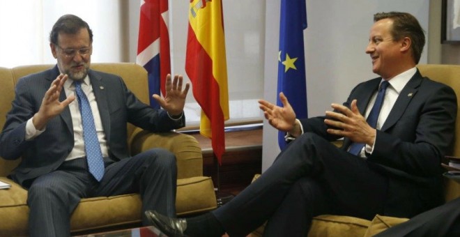 Mariano Rajoy conversa con David Cameron en un encuentro bilateral.