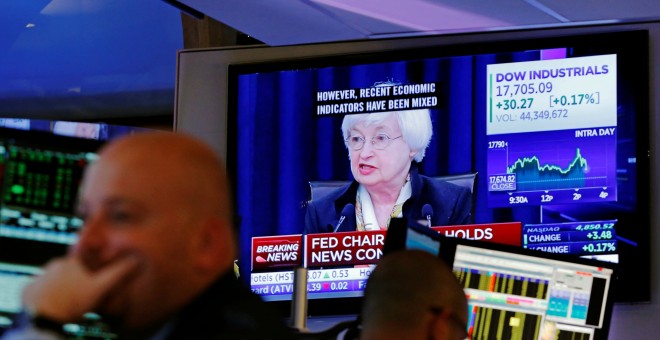 Un monitor de televisión en el patio de negociación de la nolsa de Wall Street, en Nueva York, durante la rueda de prensa de la presidenta de la Reserva Federal de EEUU, Janet Yellen. REUTERS/Lucas Jackson