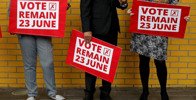 Pancartas en favor de que Reino Unido se mantenga en la Unión Europea. REUTERS/Phil Noble