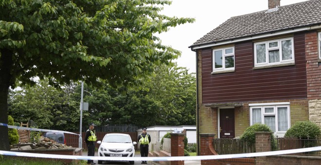 Varios policías ante la casa del presunto asesino de Jo Cox