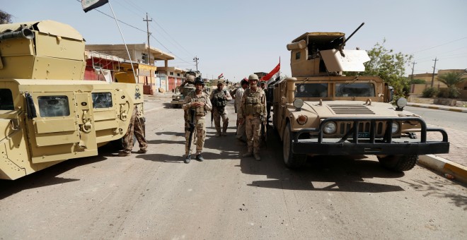 Vehículos militares y soldados iraquíes en el centro de la ciudad de Faluya. REUTERS/Thaier Al-Sudani