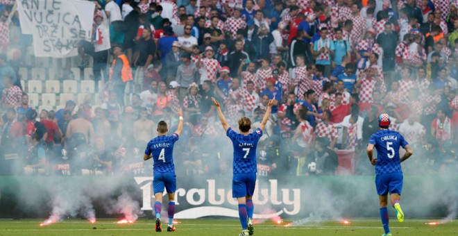 Los jugadores croatas se dirigen a sus aficionados después del lanzamiento de bengalas. REUTERS/Robert Pratta