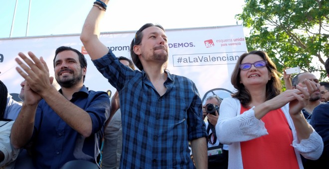 Alberto Garzón, Pablo Iglesias y Mónica Oltra en el acto de Unidos Podemos en Alicante. REUTERS/Heino Kalis