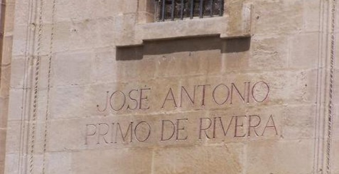 Fachada de la Catedral de Granada que aún conserva el nombre del fundador de la Falange, José Antonio Primo de Rivera.-
