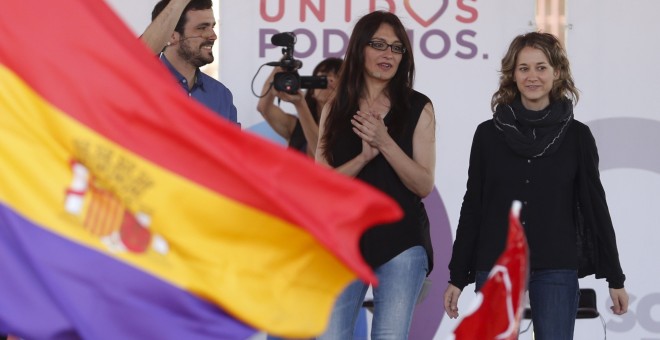 El candidato de Unidos Podemos, Alberto Garzón, junto a la candidata de IU por Madrid, Sol Sánchez, y la eurodiputada y responsable de política internacional de la Dirección Federal, Marina Albiol, durante un mitin en el distrito de Vallecas de Madrid. EF