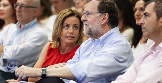 El candidato del Pp y presidente del Gobierno en funciones, Mariano Rajoy, conversa con la cabeza de lista de su partido al Congreso por la provincia de Santa Cruz de Tenerife, Ana Zurita, durante el encuentro que mantuvieron con afiliados y simpatizantes