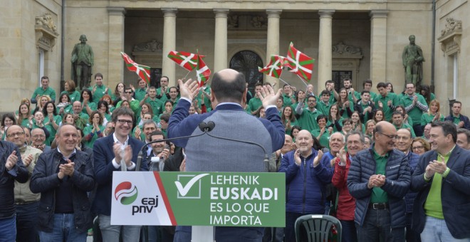 El Presidente del PNV, Andoni Ortuzar, se dirige a los militantes y dirigentes del partido durante su intervención en el acto de campaña electoral para las próximas elecciones del 26-J, celebrado en Vitoria. EFE/Adrian Ruiz De Hierro