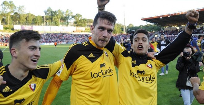 Los jugadores de Osasuna celebra su ascenso a Primera. EFE/Robin Townsend