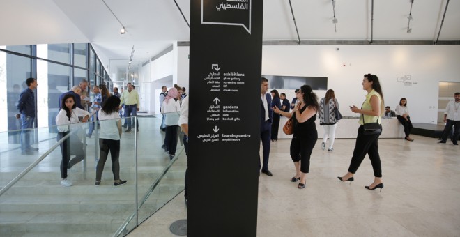 Periodistas visitando el Museo de Palestina de Birzeit, cerca de Ramala Ramallah, en vísperas de su apertura al público. AFP / ABBAS MOMANI