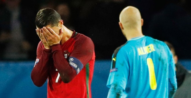 Cristiano Ronaldo se lamenta tras fallar el penalti ante Austria. REUTERS/John Sibley