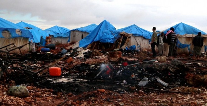 Refugiados sirios observan los daños sufridos en su campamento  para desplazados cerca de la ciudad de Sarmada, en la provincia siria de Idblib, cerc de la frontera con Turquía, en los ataques que sufrieron en el mes de mayo. AFP