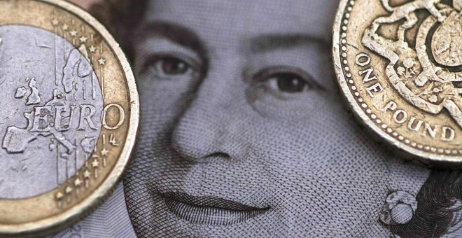 Una moneda de dos euros junto a una moneda de una libra en la que aparece la efigie de la reina Isabel.- REUTERS / Phil Noble