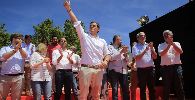 El presidente de Ciudadanos (C's) y candidato a la presidencia del Gobierno, Albert Rivera, al término del acto central de campaña del partido naranja en el madrileño Parque de Berlín. EFE/Zipi