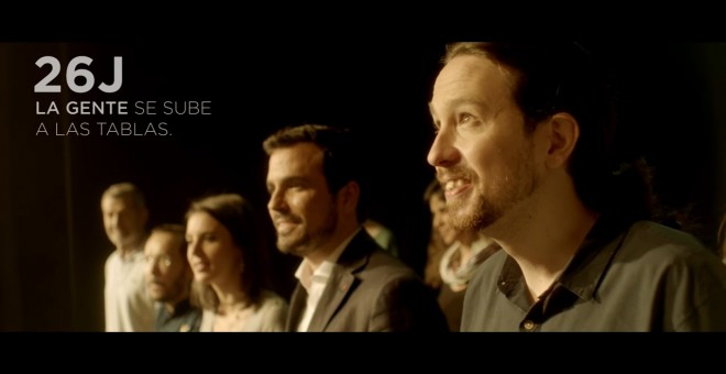 Fotograma final del vídeo electoral 'La gente se sube a las tablas' de Podemos