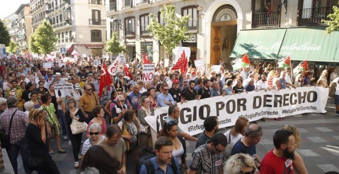 Cabecera de la manifestación, a su paso por la calle Arenal, que organizaciones sociales, partidos y sindicatos llevan a cabo contra las políticas 'inhumanas' e 'ilegales' de la UE en migración y asilo, que 'utilizan' a las personas refugiadas como 'merc